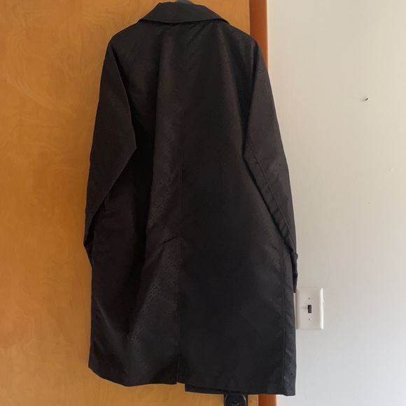 NWT black Burberry trench in subtle and sophisticated TB print - Picture 7 of 15